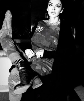 💖 Мне нравится воплощать твои самые сокровенные фантазии и подарить тебе моменты незабываемого блаженства. Я умею слушать и проникнуться твоими желаниями, чтобы окунуться в ласковое течение страсти.
😍 В моих нежных объятиях, ты сможешь расслабиться и полностью отключиться от повседневной суеты. Обещаю, ты будешь наслаждаться каждой моей лаской и ощущать волшебный коктейль удовольствия.
💋 Я могу стать твоей любовницей на одну ночь или длительное время. В моем арсенале много умений, которые приведут тебя к вершинам наслаждения. Моя стройная фигура и шикарные формы будут вдохновлять тебя на новые подвиги.
🌇 Живу в Москве, и моя атмосферная квартира всегда готова принять тебя в объятия. Забудь о скучной рутине, давай окунемся в мир страсти и безудержного наслаждения.
🌟 Мои услуги абсолютно конфиденциальны и предназначены только для тебя. Отзывы моих довольных клиентов говорят сами за себя – уходишь от меня счастливым и довольным человеком.
📷 Обрати внимание на мои фото ниже, и ты увидишь, насколько я соблазнительная и красивая. Готов сделать твои фантазии реальностью? Тогда скорее звони мне, и мы обсудим все детали нашей встречи. Жду тебя, милый! 💖 915, 39 лет