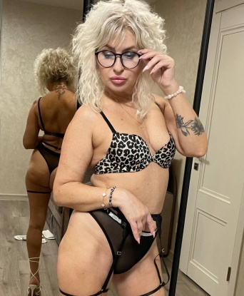 У меня есть опыт в любви и умении удовлетворить самые сокровенные фантазии. Я гарантирую полное удовольствие и настоящую страсть во время встречи со мной. Мои услуги включают эротический массаж, классический секс, оральный секс и другие приятные развлечения. Мои фото 100% реальны, ты можешь убедиться в этом сам! У меня прекрасные отзывы от моих довольных клиентов, которые говорят обо мне только самое лучшее. Я жду тебя, чтобы погрузиться в мир похоти и наслаждения вместе! 💋 2784, 53 года